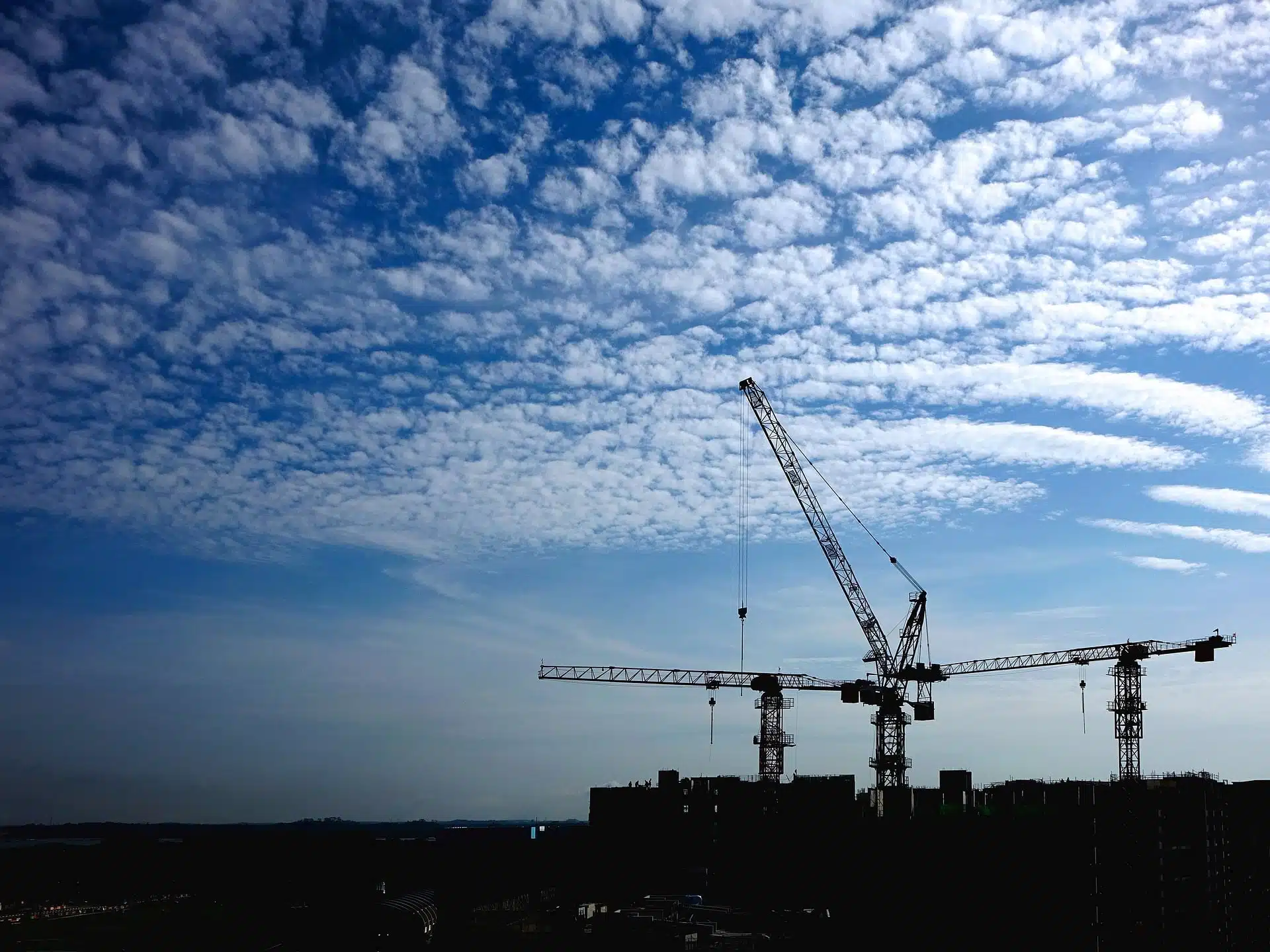 Grues en action pour des aménagements extérieurs et construction