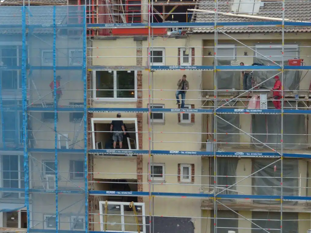 Travaux de rénovation sur un immeuble avec échafaudage