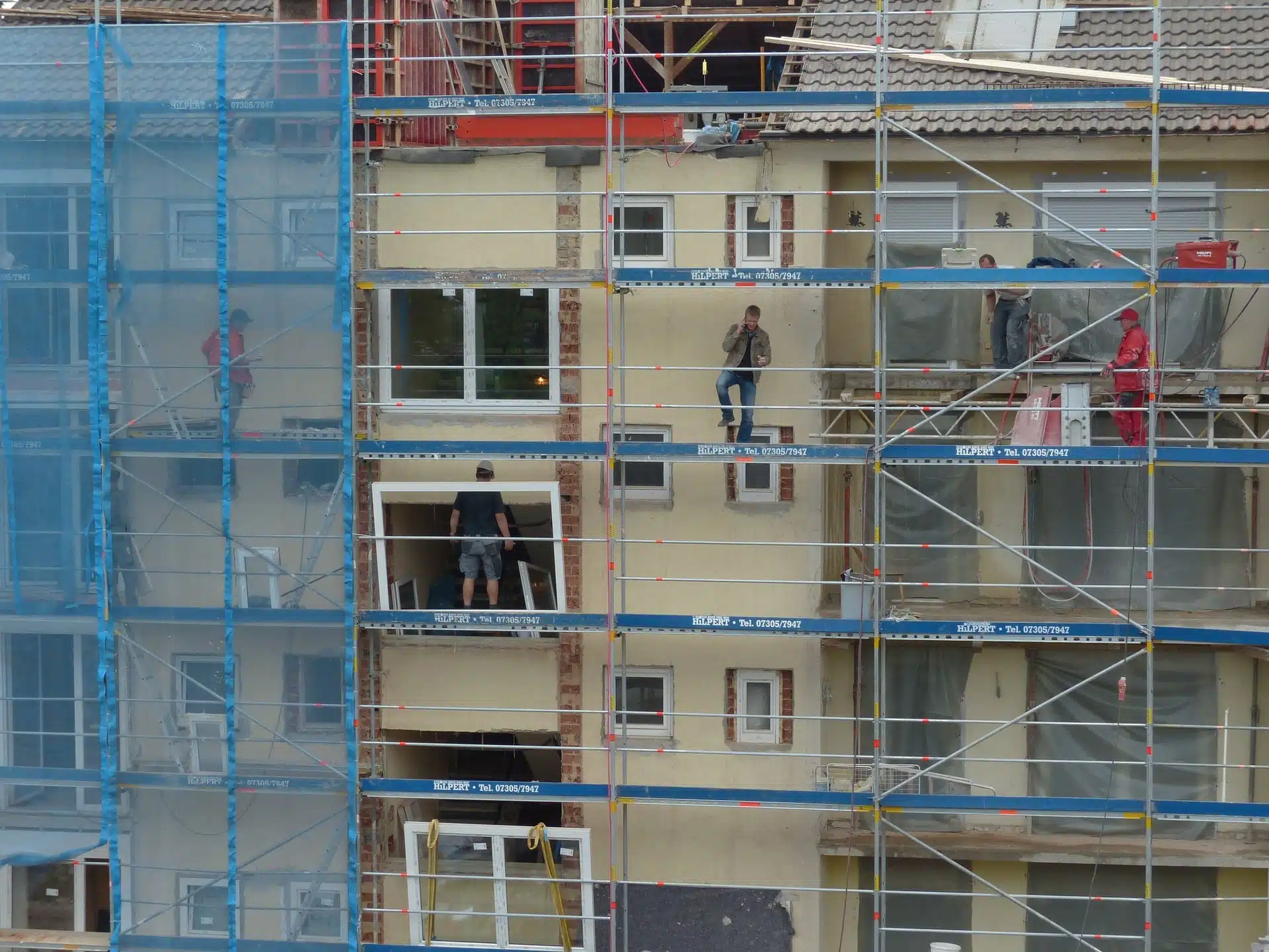 Travaux de rénovation sur un immeuble avec échafaudage